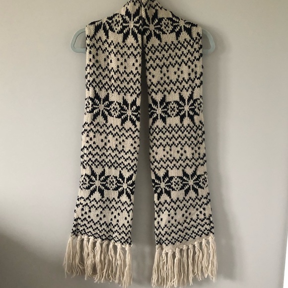 Forever 21 Fair Isle Pattern Knit Scarf - Picture 5 of 8